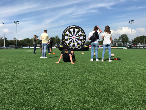 Voetbalattractie-Dartvoetbal spelen